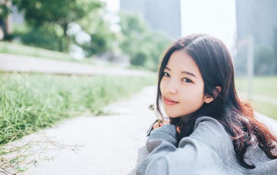 “夫君当以国事为重，妾身怎敢相怪？夫君且先休息，妾身先告退了。”美妇微笑着摇头道。